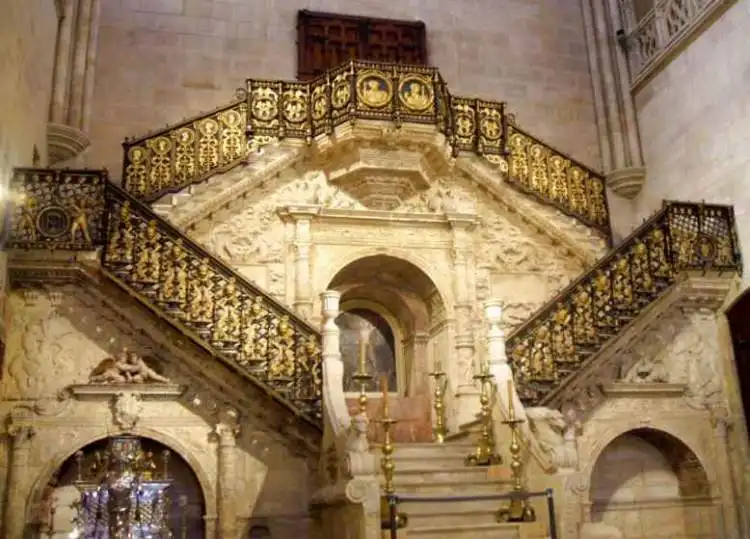 Escalera de la Catedral de Burgos
